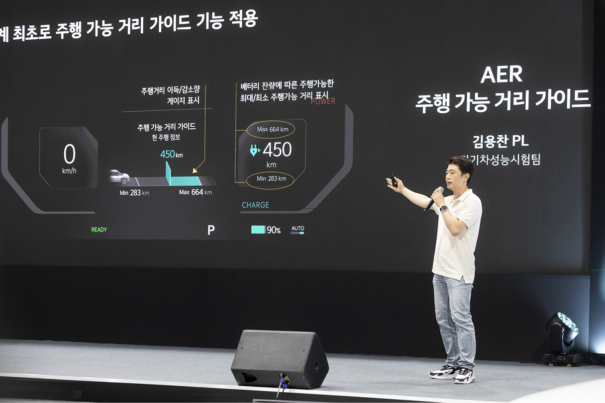 무대에 선 남성이 프레젠테이션하는 모습