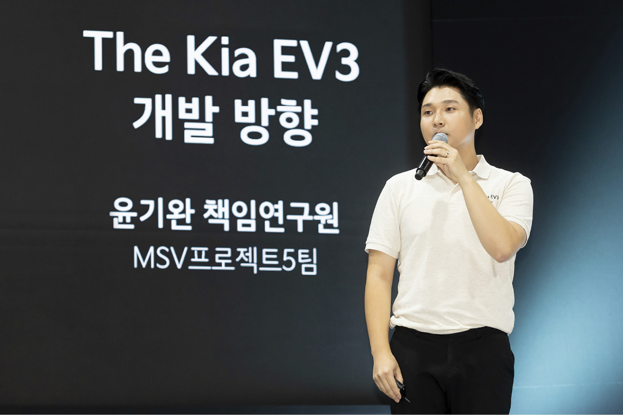 무대에 선 남성이 프레젠테이션하는 모습