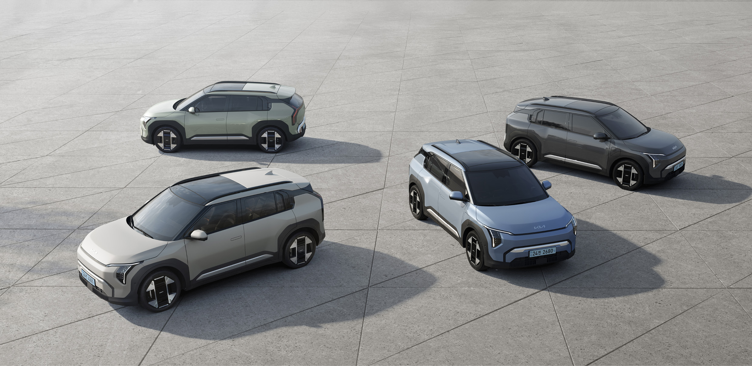 방사형으로 주차된 네 대의 EV3 모습