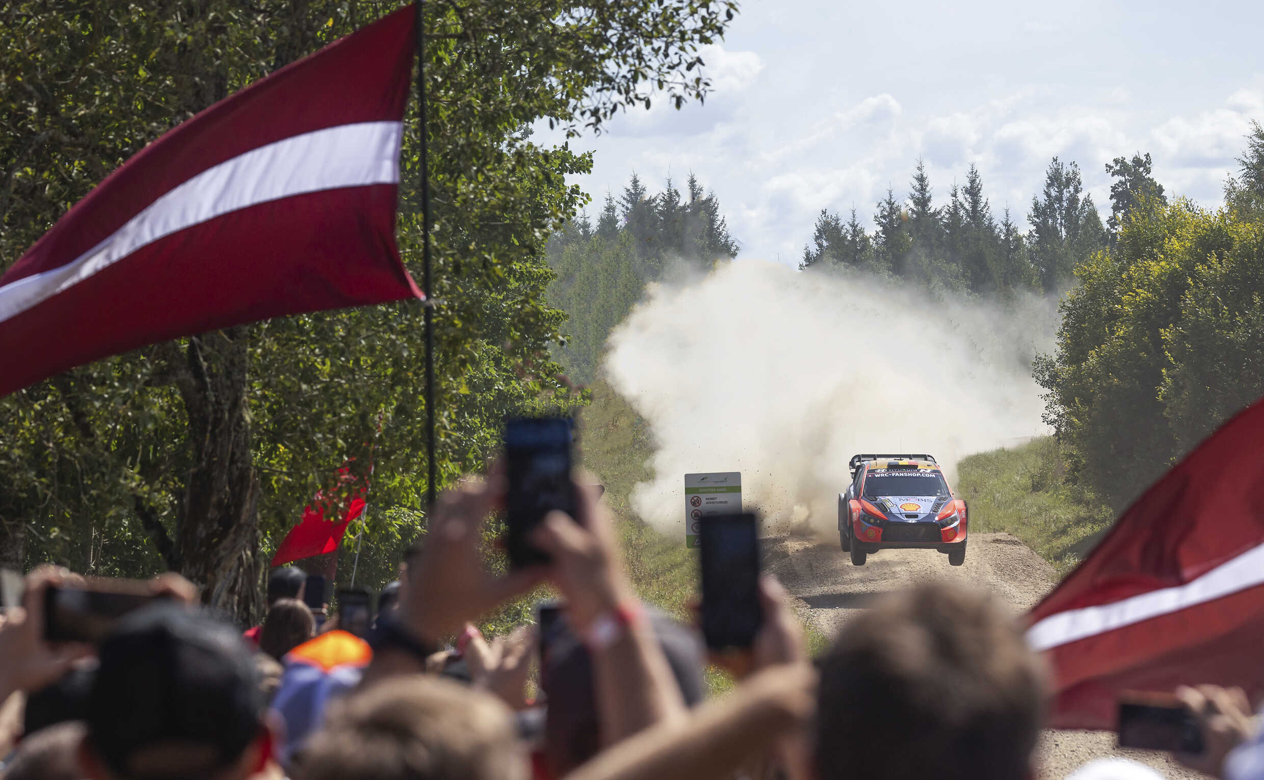 현대자동차 i20 N 랠리1 하이브리드의 주행 모습