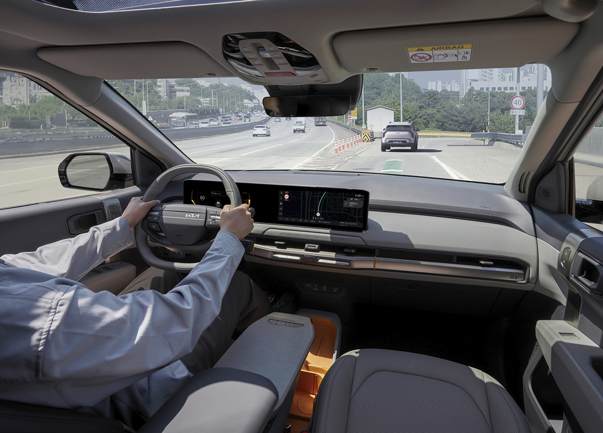 기아 EV3를 운전하는 모습