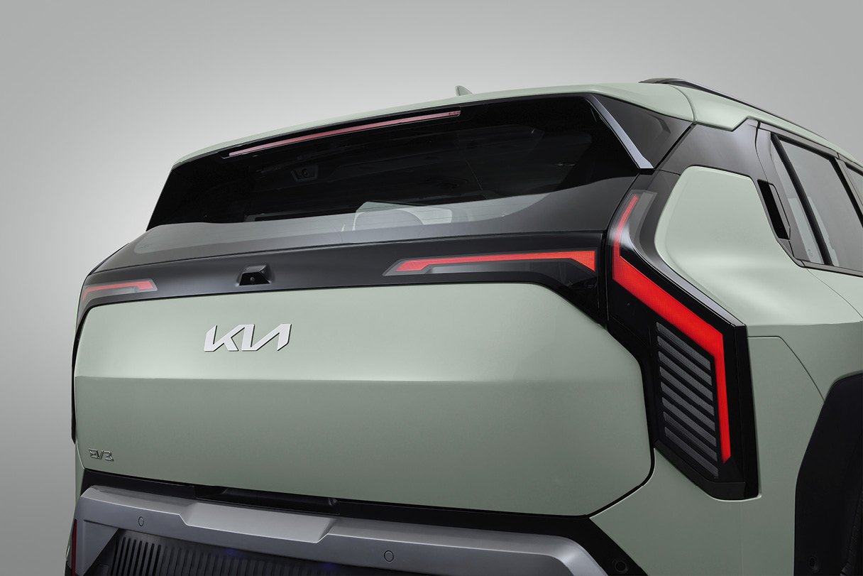 공력 성능에 최적화된 기아 EV3의 뒷모습