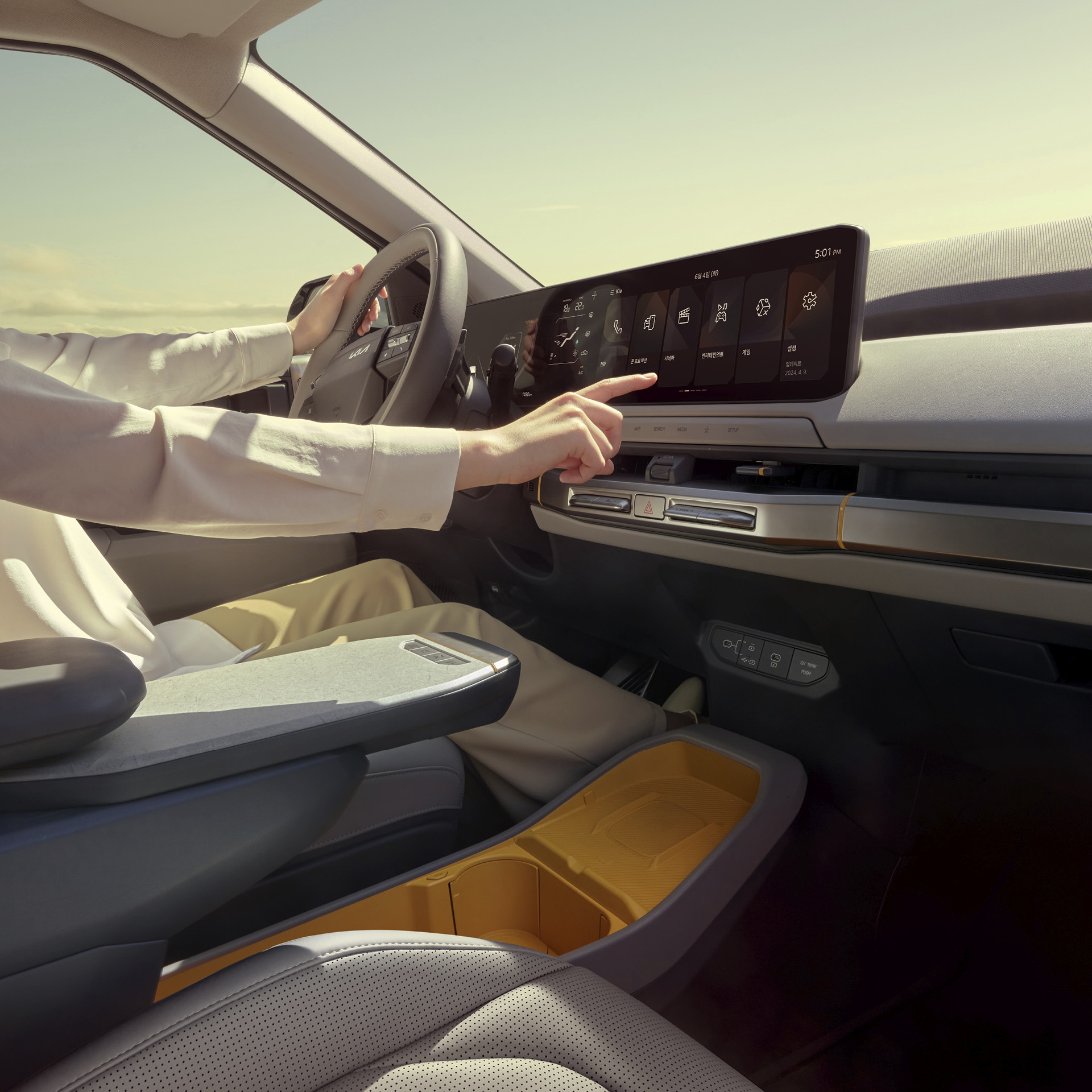 EV3 실내에 앉아 인포테인먼트 시스템을 조작하는 모습