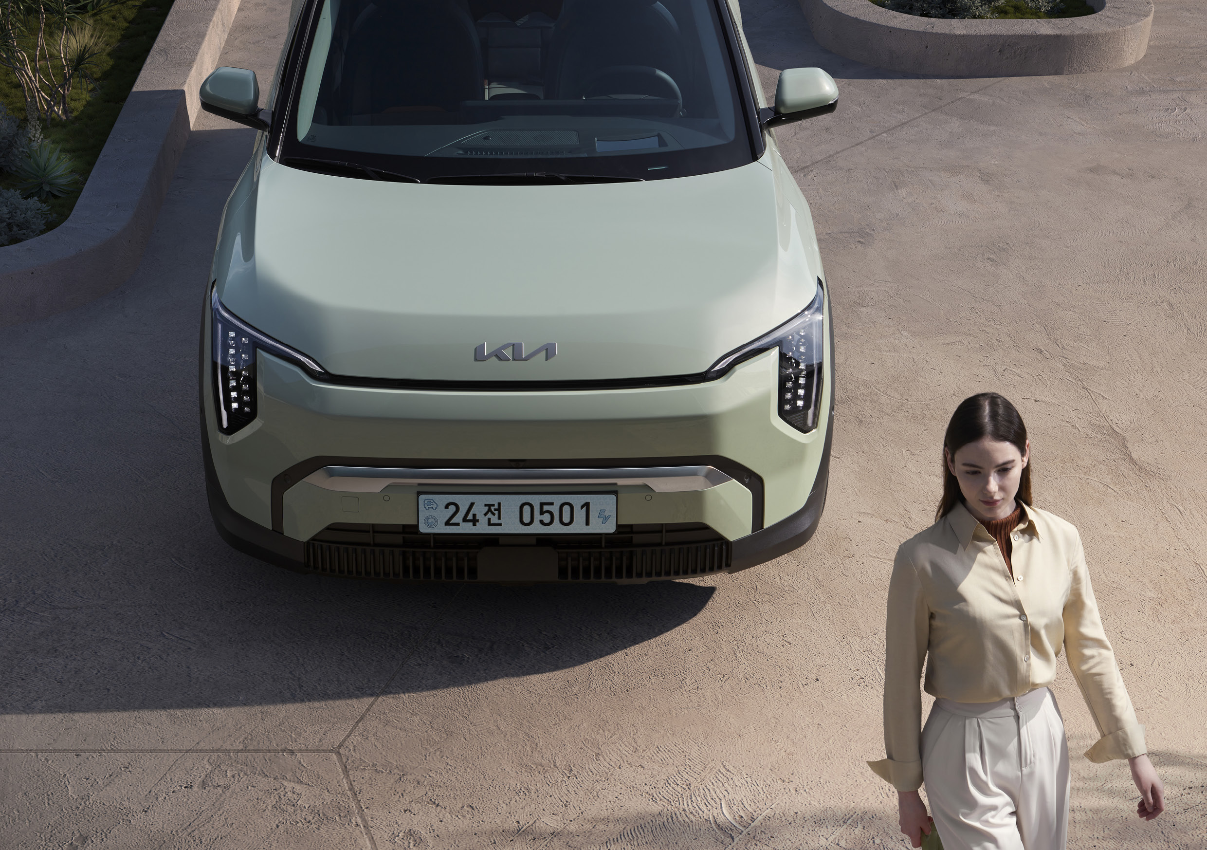 한 여성이 EV3를 뒤로 하고 서 있다