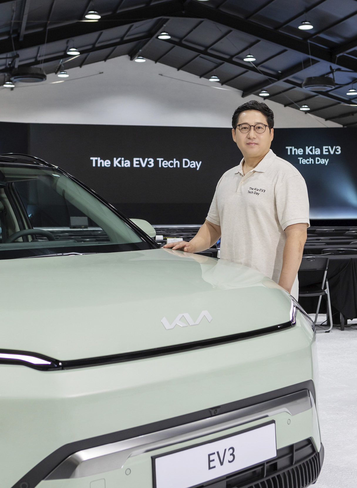 EV3 앞에서 포즈를 취하고 있는 개발자