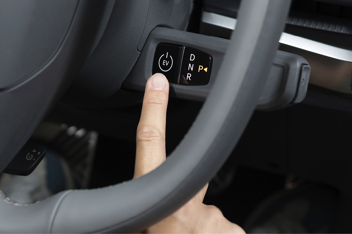전기차의 전원 버튼을 누르고 있는 모습