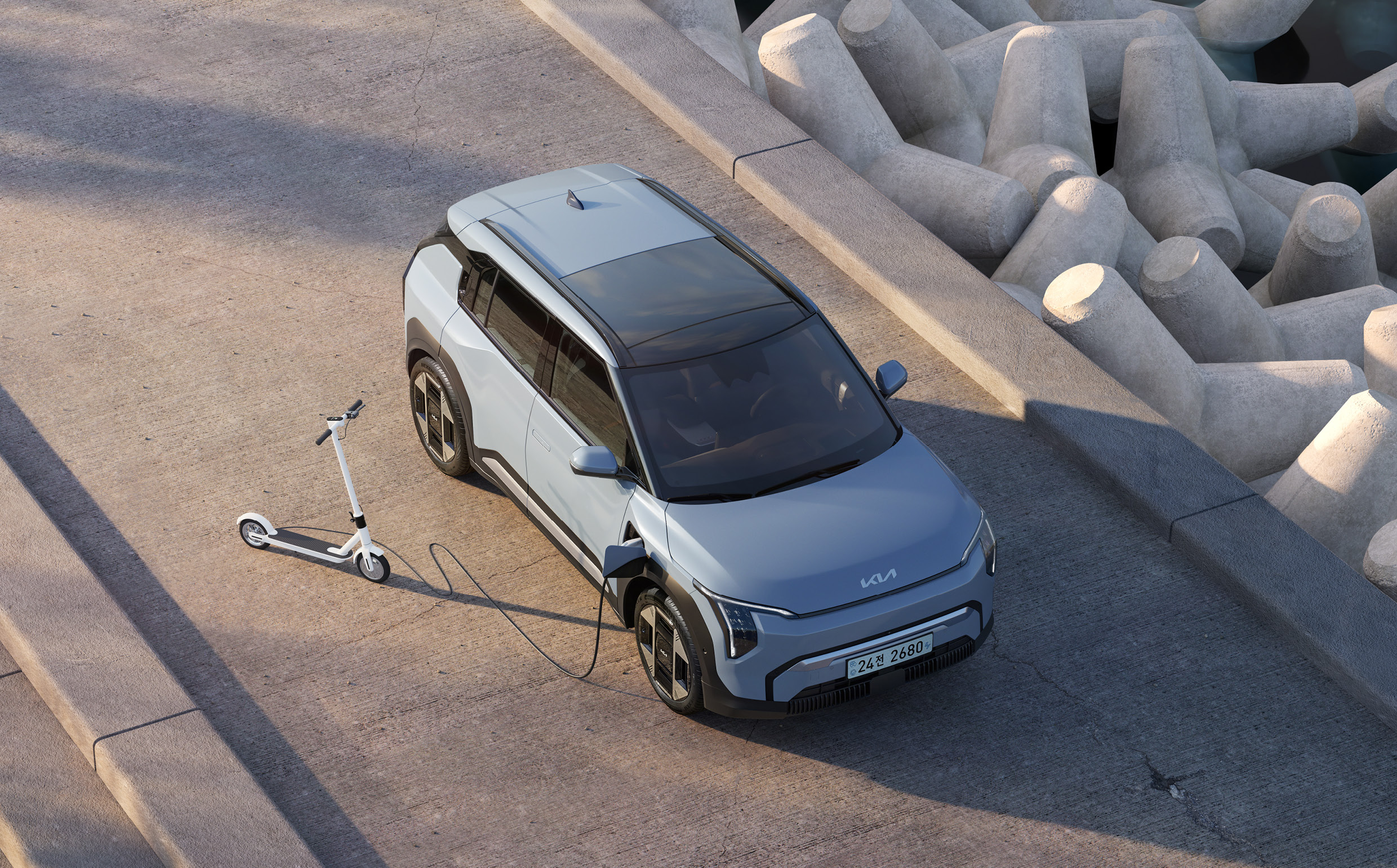 V2L 기능으로 전동 킥보드를 충전하고 있는 EV3