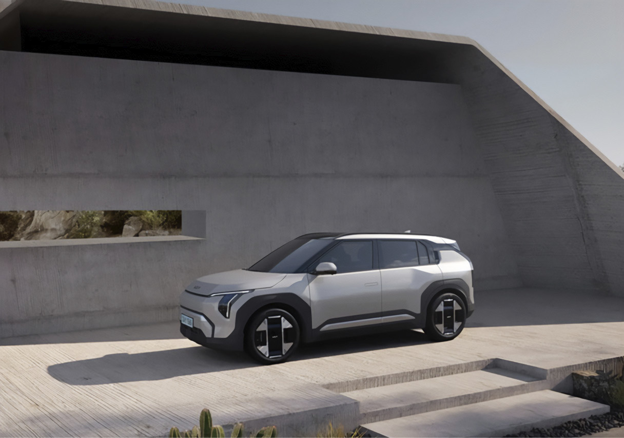 도로에 서 있는 EV3의 모습