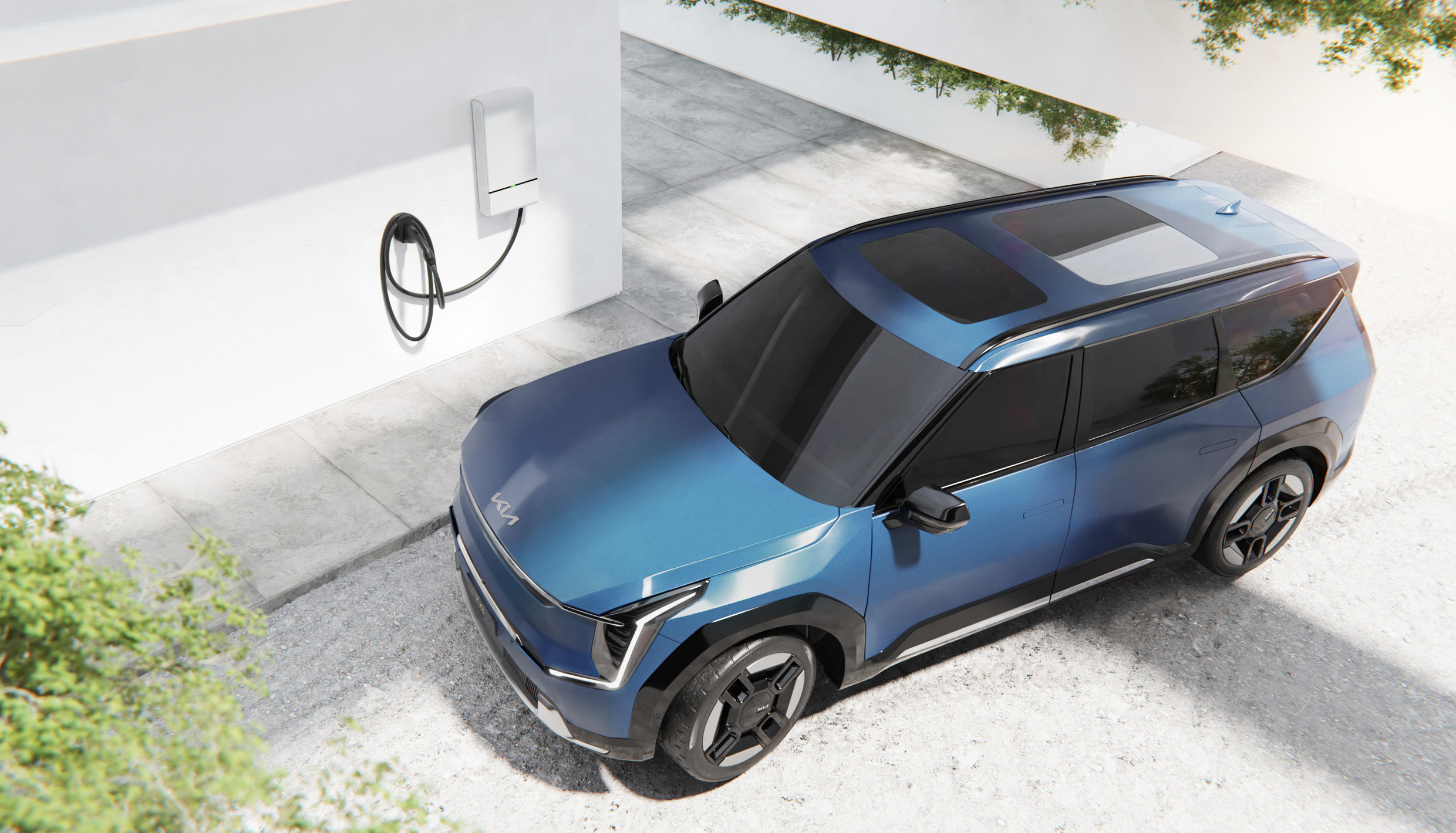 파란색 SUV가 흰색 집 옆에 대각선으로 주차한 모습