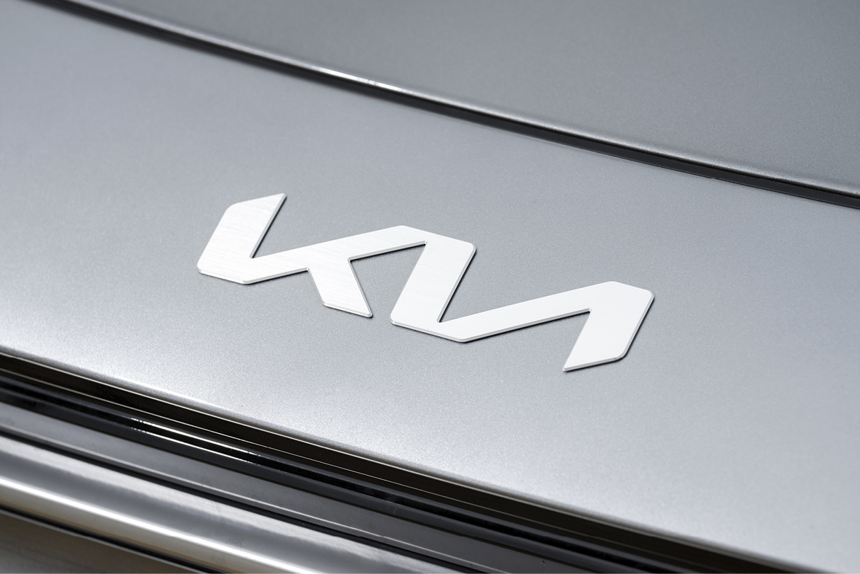 은색 차 위에 자리한 기아 엠블럼 모습