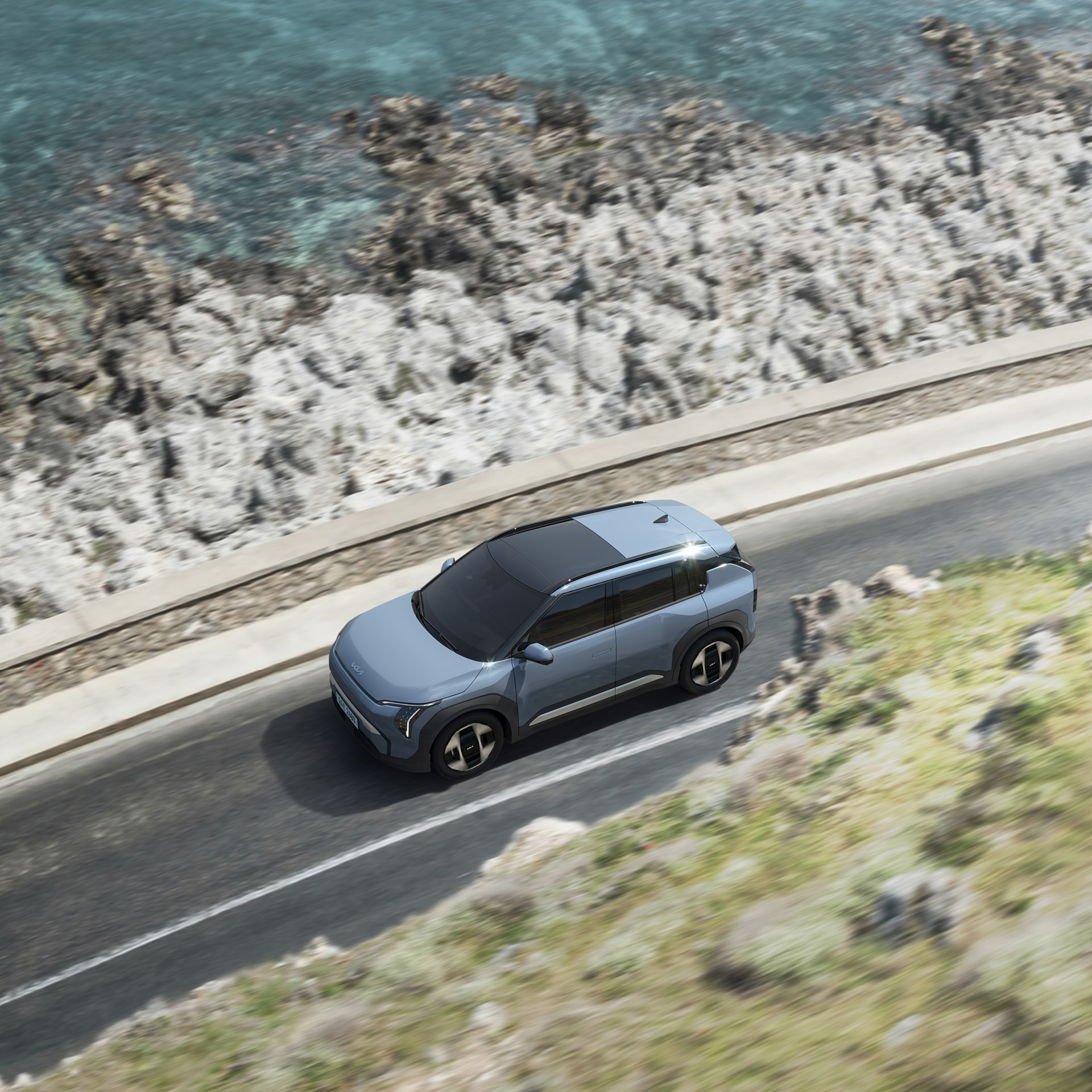 자동차가 해변 도로를 주행하는 모습