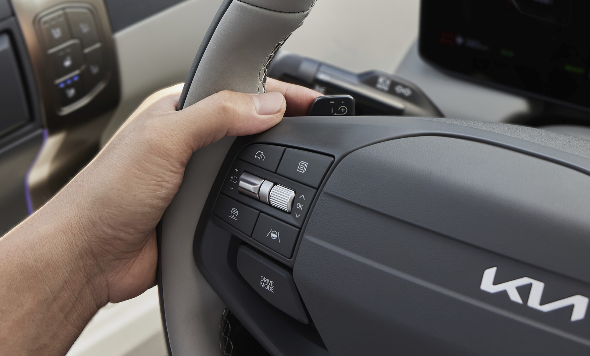 자동차 핸들 스포크에 왼손이 올려진 모습