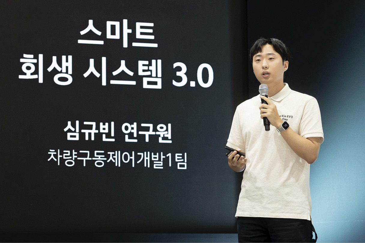 성인 남성이 무대에 서서 설명하는 모습