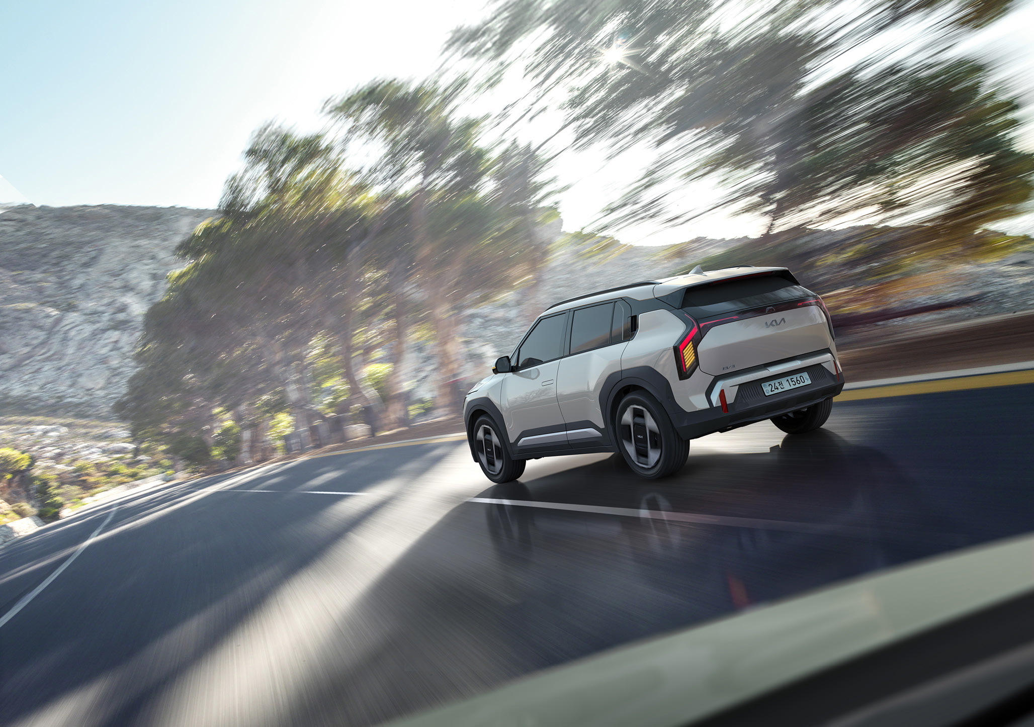 숲길을 주행하는 자동차 측후면 모습