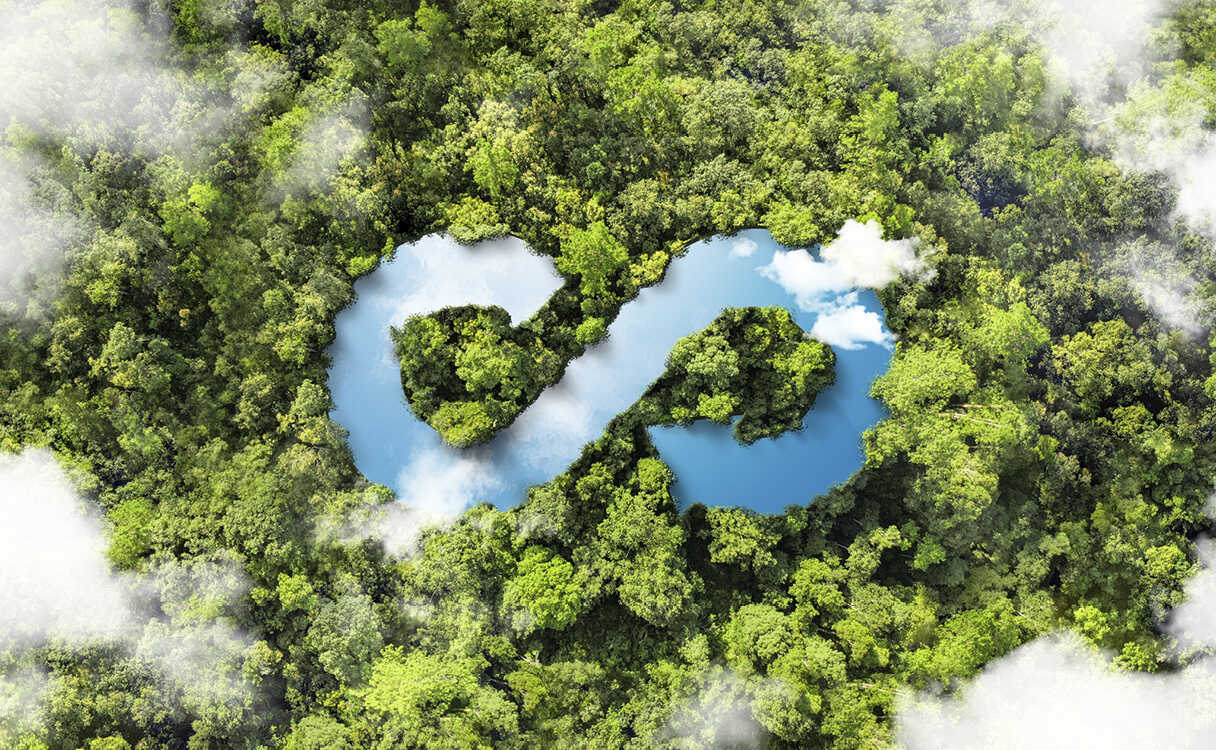 위에서 내려다 본 숲과 가운데 자원순환 마크를 그리는 강의 모습