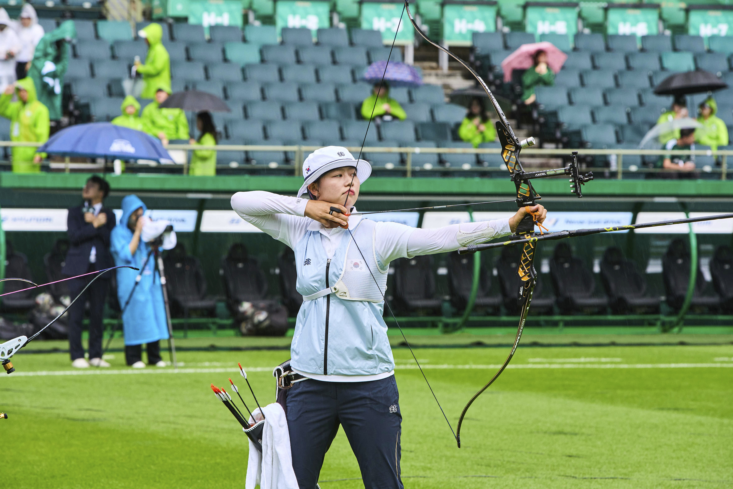 A female archer pulled a bowstring