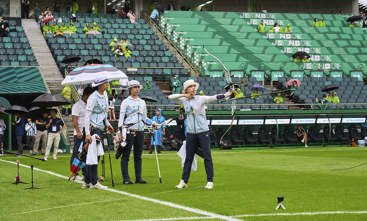 A female archer pulled a bowstring
