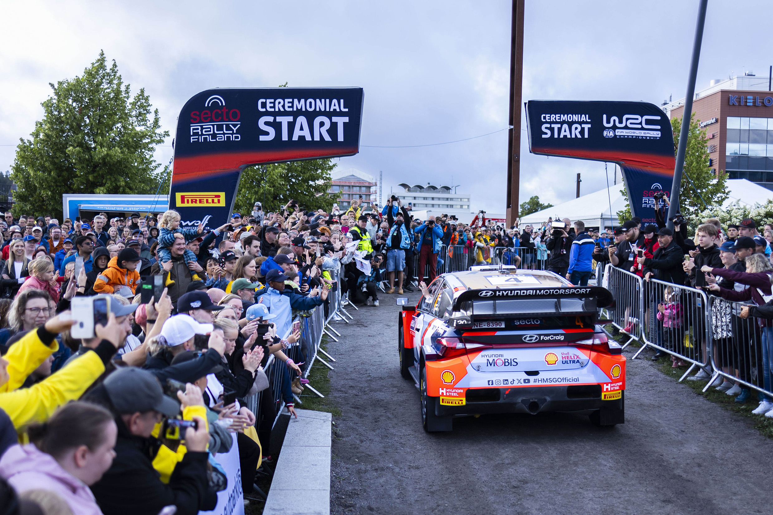 핀란드 관중들의 응원 속에서 출발 준비 중인 현대자동차 i20 N 랠리1 하이브리드의 모습