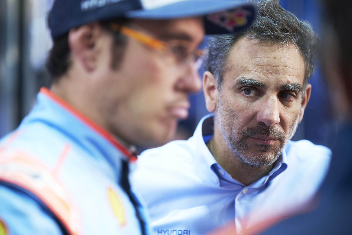현대월드랠리팀 시릴 아비테불 감독이 선수를 바라보고 있는 모습