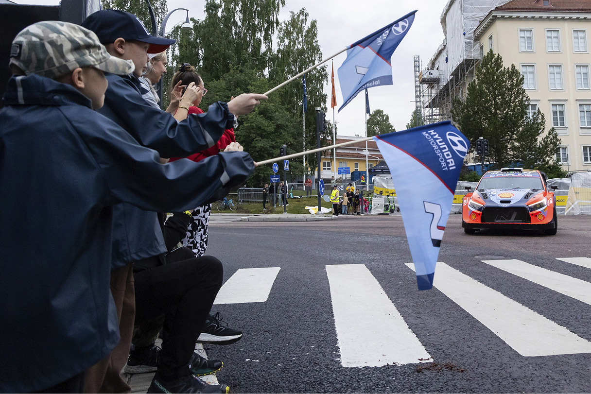 현대자동차 i20 N 랠리1 하이브리드를 응원하는 핀란드 관중들의 모습