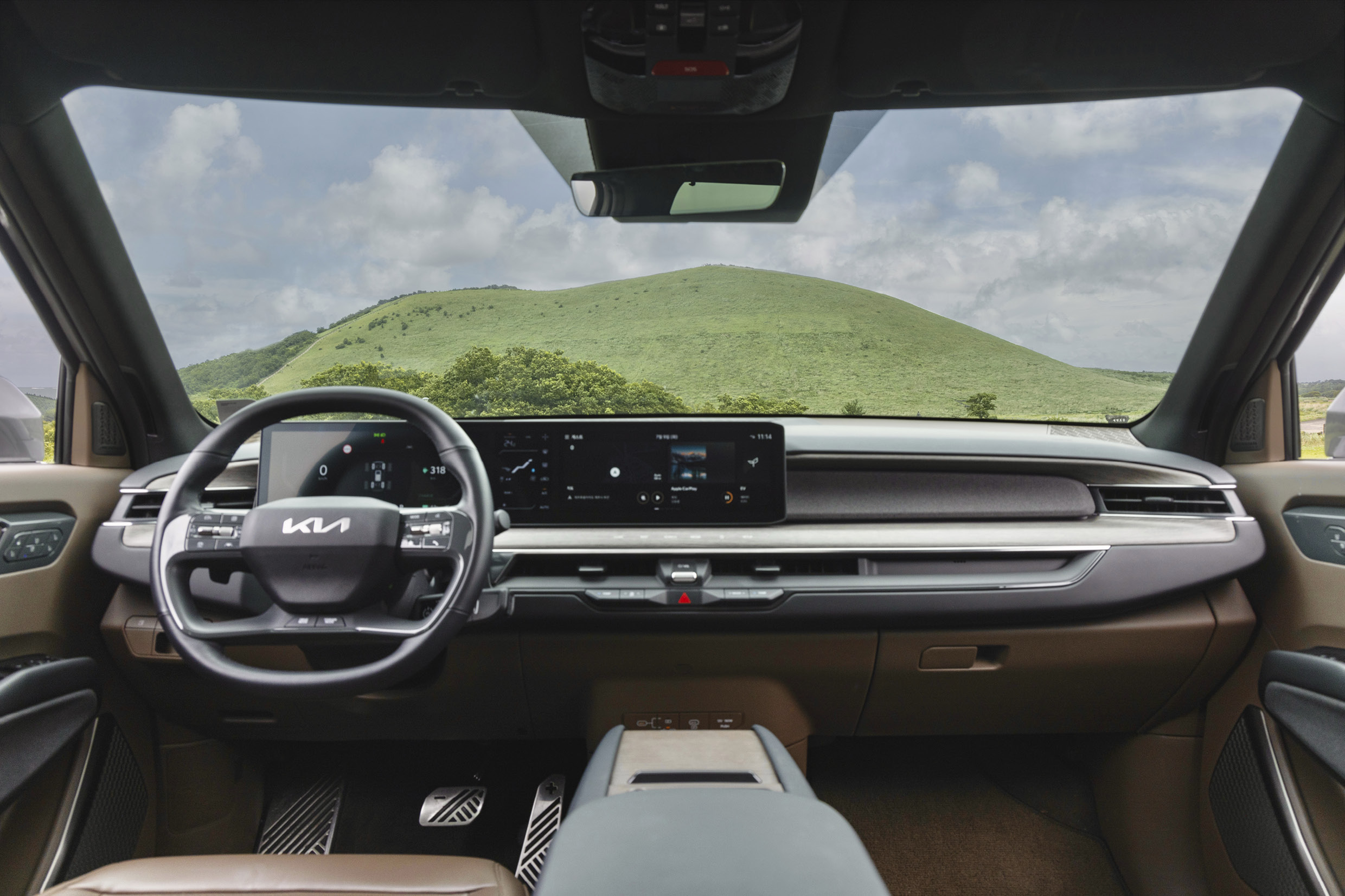 윈드실드 너머로 오름이 보이는 모습