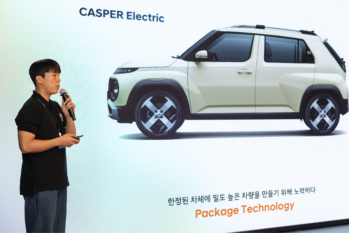 캐스퍼 일렉트릭 테크 토크에 참석한 연구원이 발표하는 모습