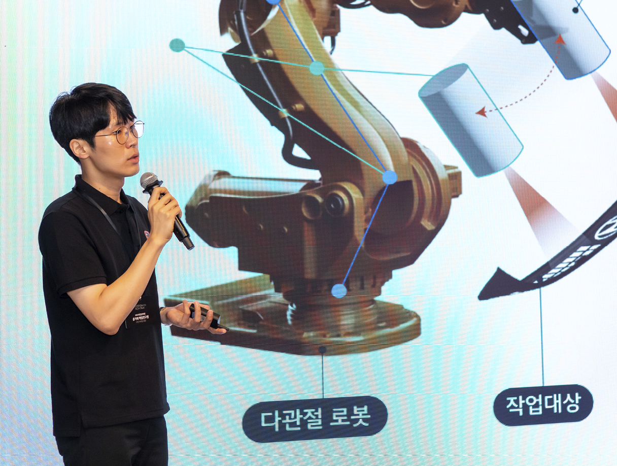 캐스퍼 일렉트릭 테크 토크에 참석한 연구원이 발표하는 모습