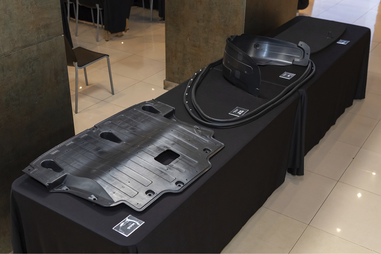 캐스퍼 일렉트릭 테크 토크 행사장에 전시된 부품들의 모습