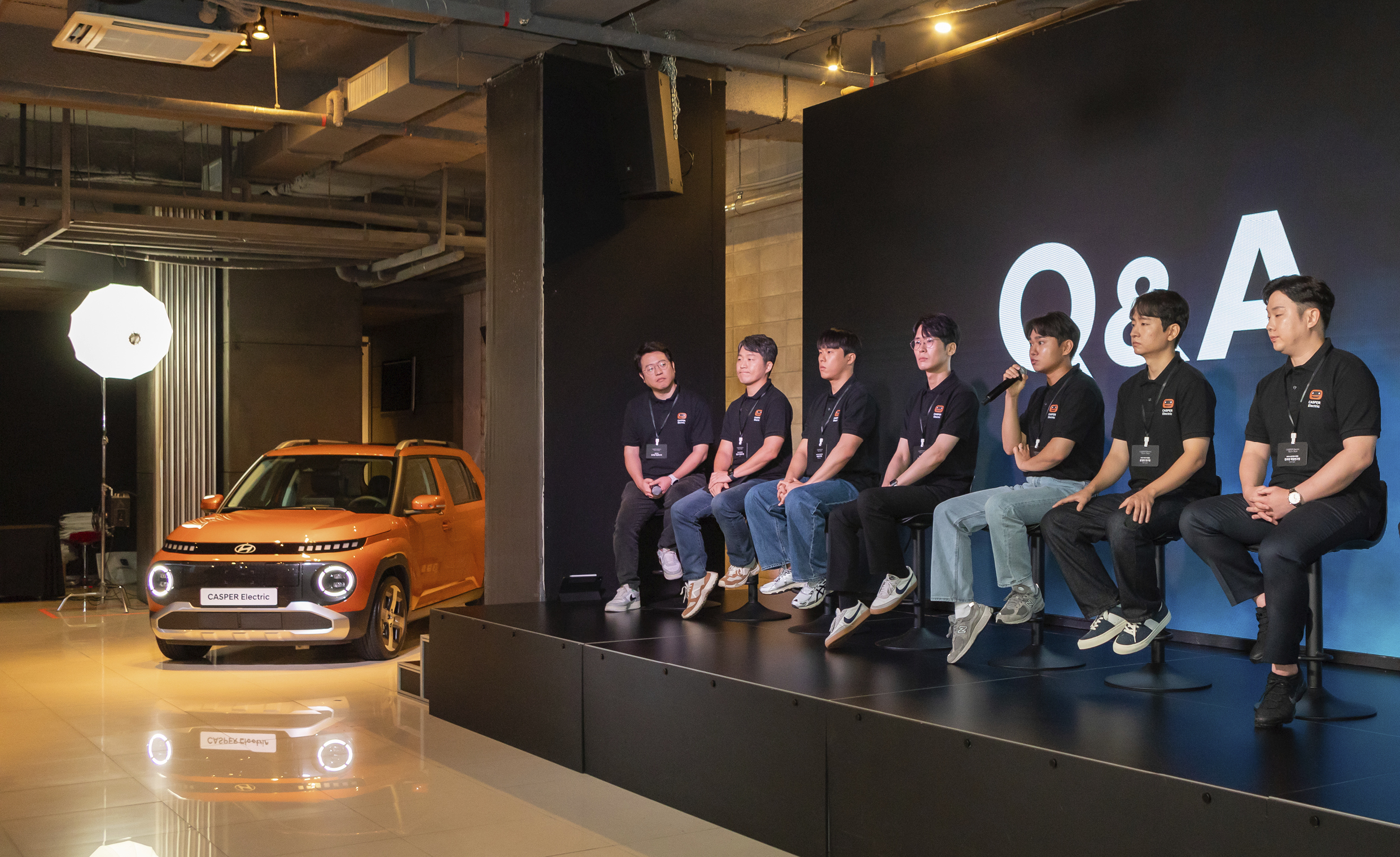 캐스퍼 일렉트릭 테크 토크 현장에서 기자들의 질문을 받고 있는 연구원들의 모습