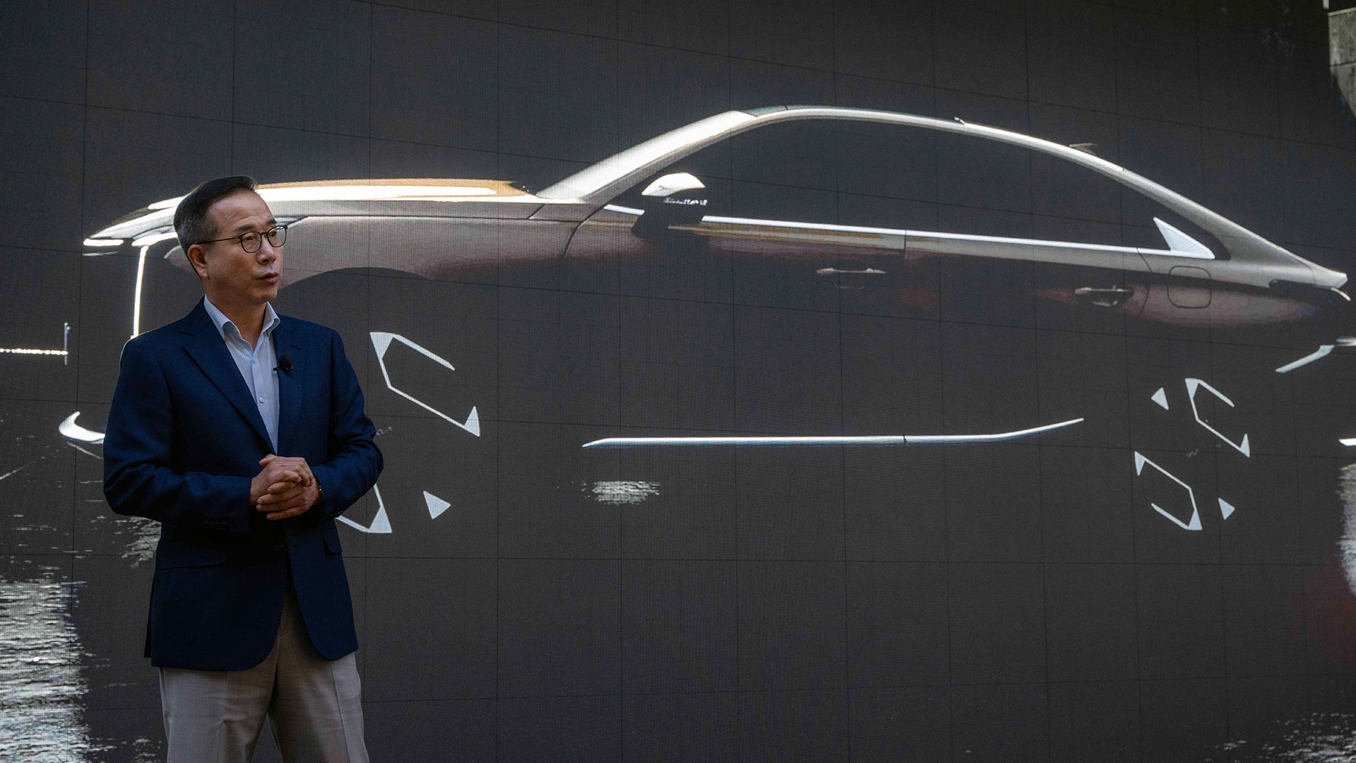 기아 국내사업본부장 정원정 부사장이 ‘더 뉴 K8 미디어데이’에서 환영사를 하는 모습