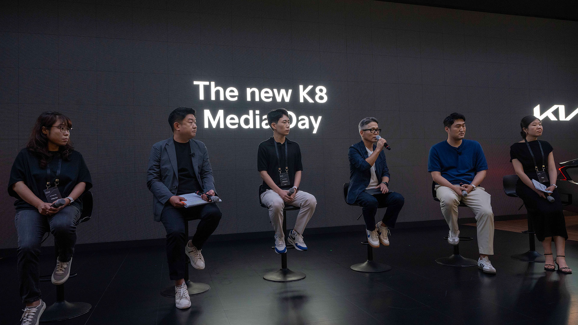 국내마케팅기획팀 이혜영 팀장, 국내상품전략팀 김철웅 팀장, MLV프로젝트3팀 장지용 연구원, 기아넥스트디자인외장개선팀 윤문효 팀장, 기아넥스트내장DeX팀 이승훈 팀장, 기아넥스트CMF팀 최수정 책임연구원이 ‘더 뉴 K8 미디어데이’에서 질의에 답하고 있는 모습