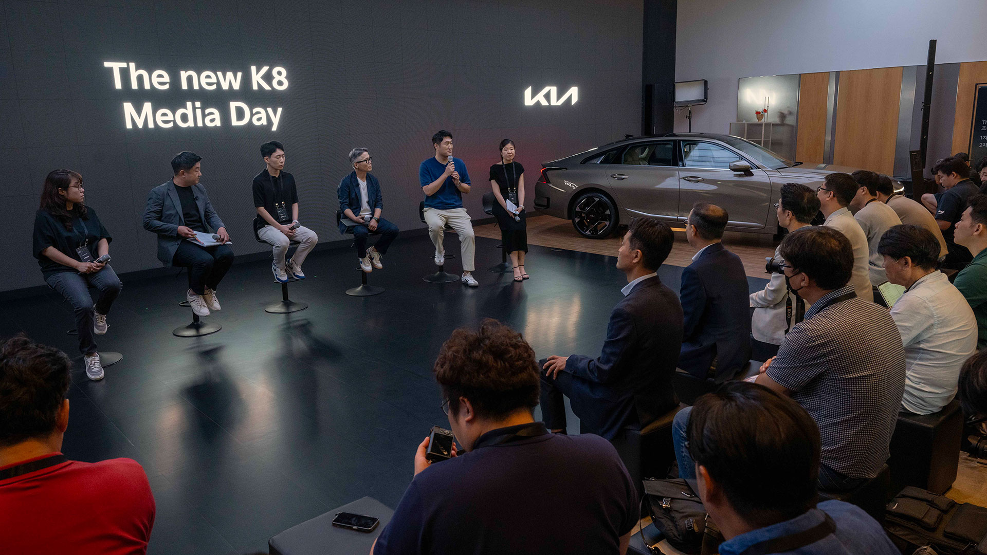 국내마케팅기획팀 이혜영 팀장, 국내상품전략팀 김철웅 팀장, MLV프로젝트3팀 장지용 연구원, 기아넥스트디자인외장개선팀 윤문효 팀장, 기아넥스트내장DeX팀 이승훈 팀장, 기아넥스트CMF팀 최수정 책임연구원이 ‘더 뉴 K8 미디어데이’에서 질의에 답하고 있는 모습