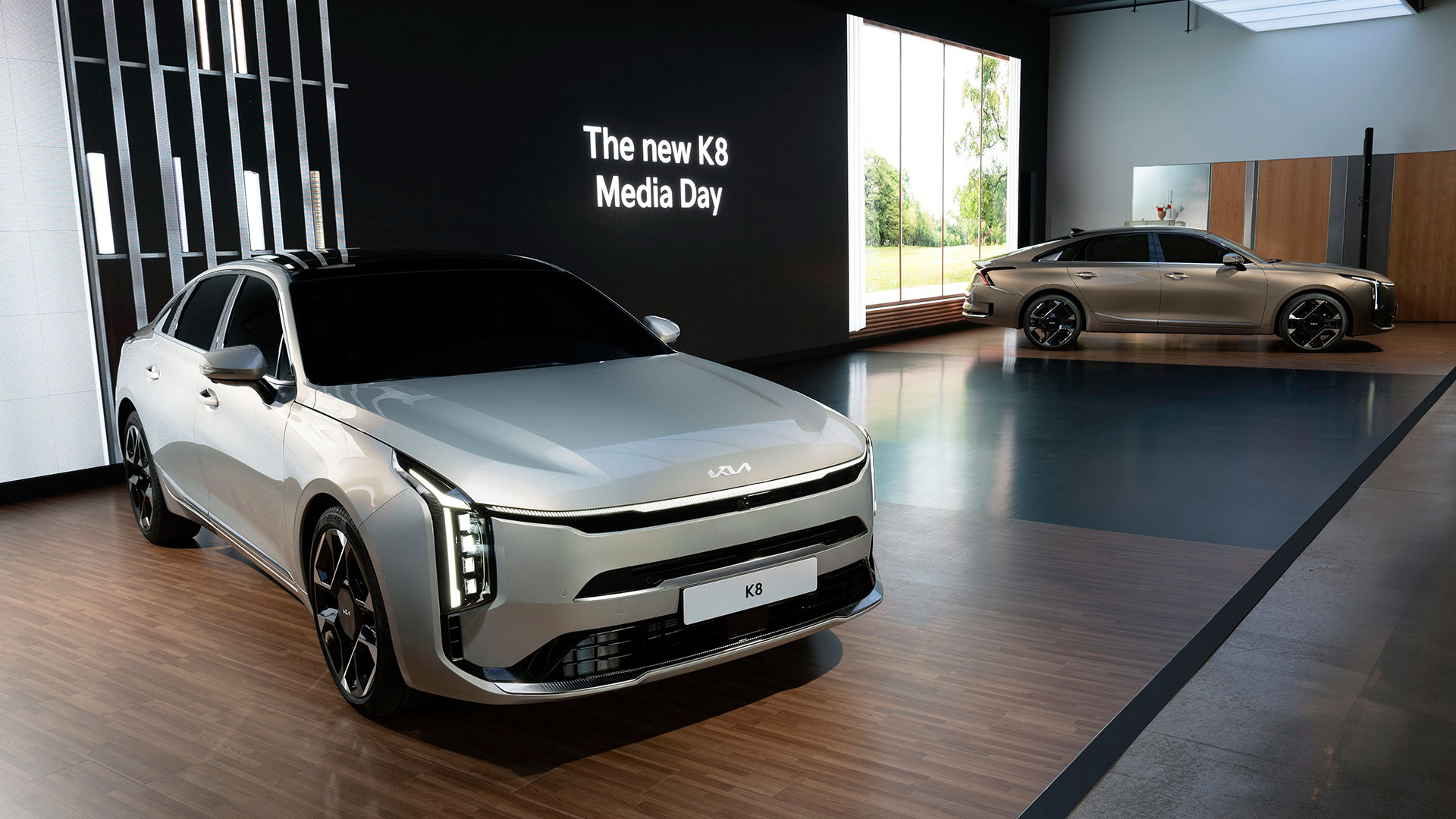 ‘더 뉴 K8 미디어데이’에 전시된 K8의 모습