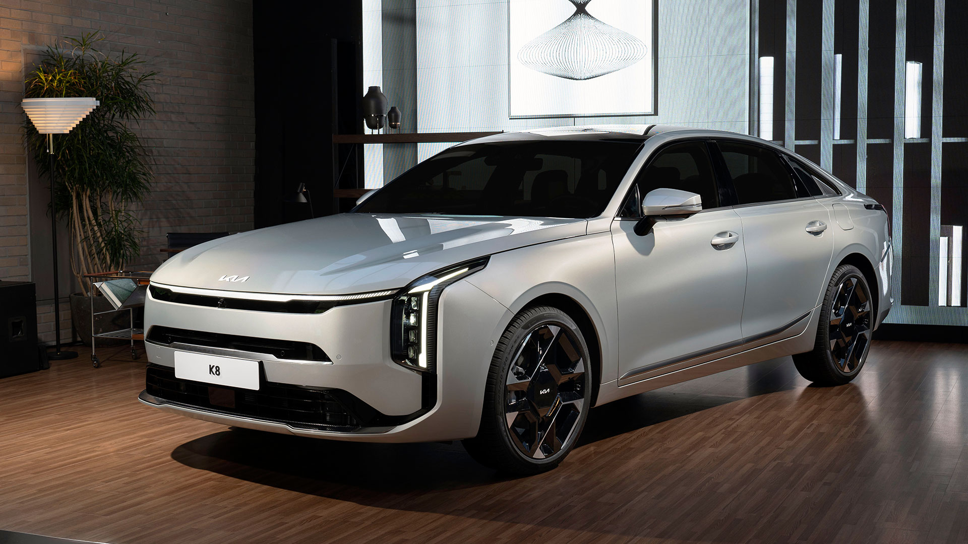 ‘더 뉴 K8 미디어데이’에 전시된 K8의 모습