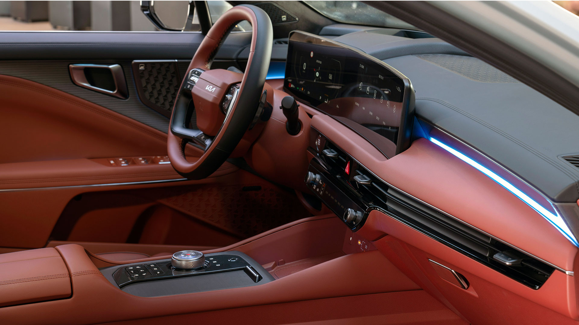 ‘더 뉴 K8 미디어데이’에 전시된 K8의 모습