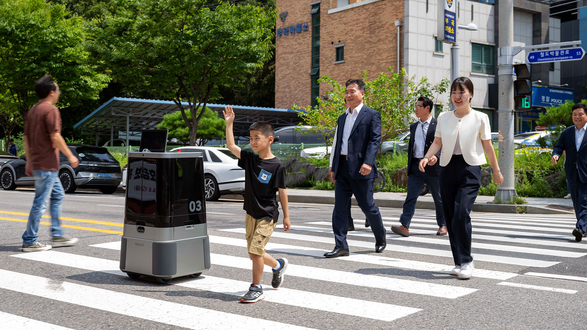 현대자동차∙기아 자율주행 배송로봇 교통신호 정보 연계해 횡단보도 횡단 성공