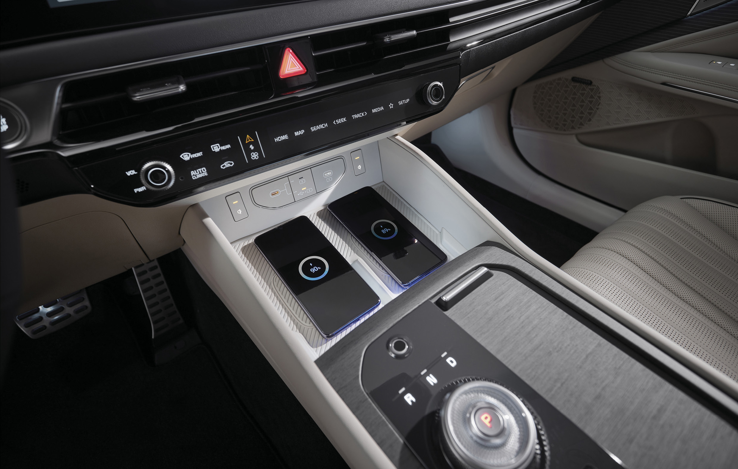 어두운 공간에 불을 밝힌 자동차 전측면 모습 및 스마트폰 무선충전 시스템(듀얼)의 모습