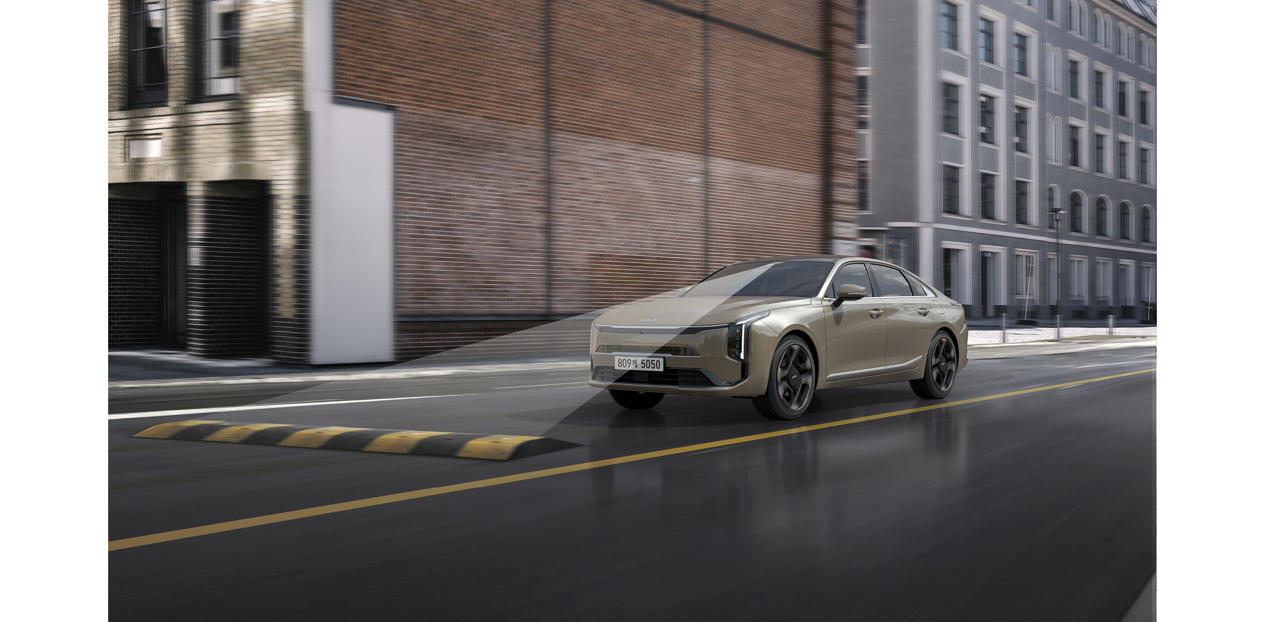 도심을 주행하는 금모래색 자동차의 전측면 모습