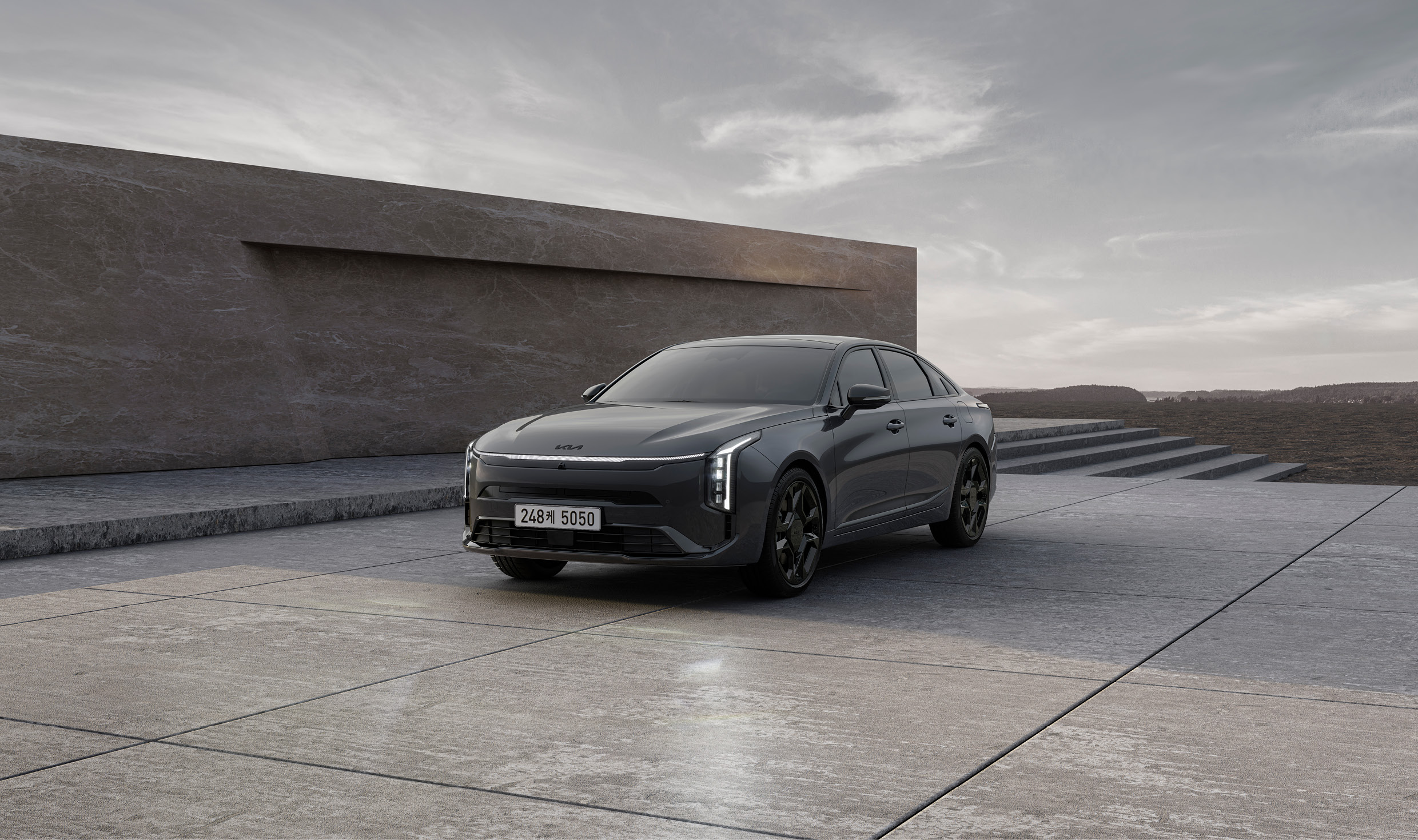 건축물을 배경으로 주차한 자동차 전측면 모습