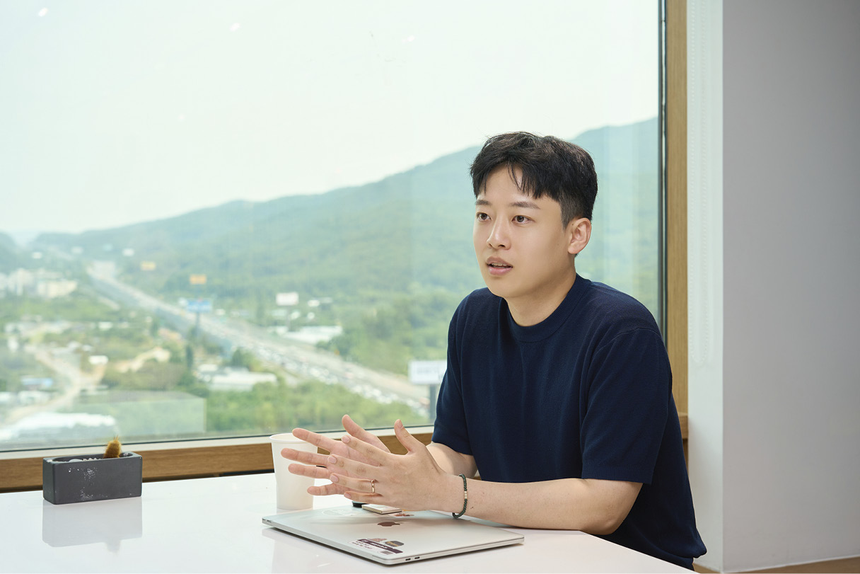 정의현 매니저가 인터뷰에 응하고 있는 모습