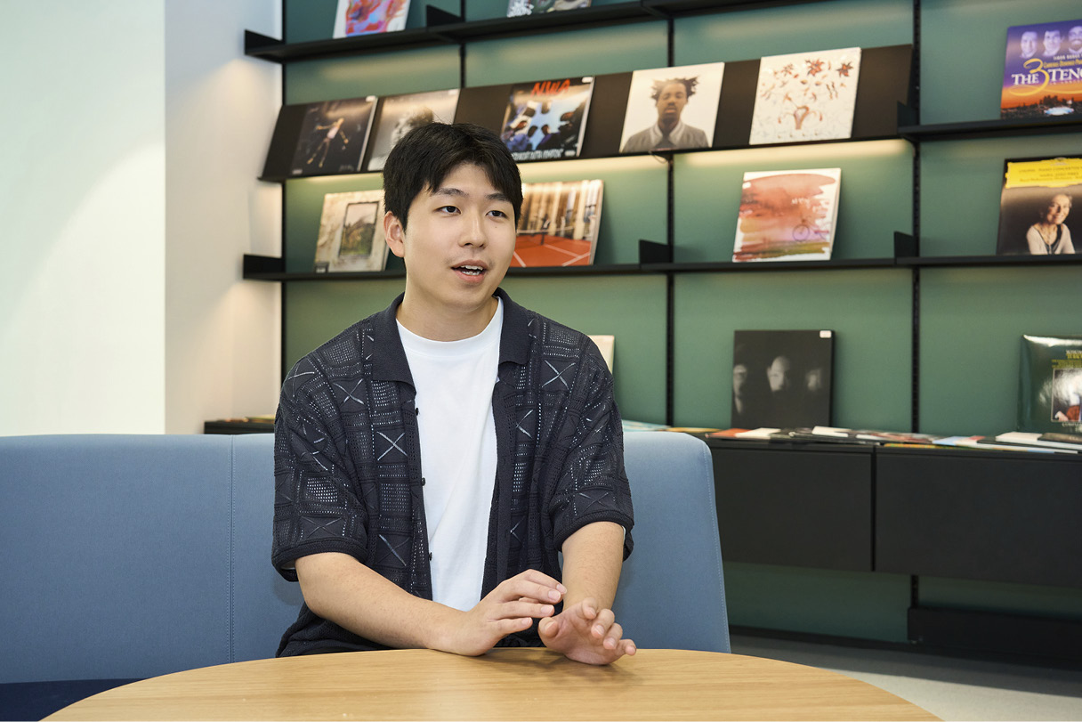 인터뷰에 응하고 있는 임진욱 연구원의 모습