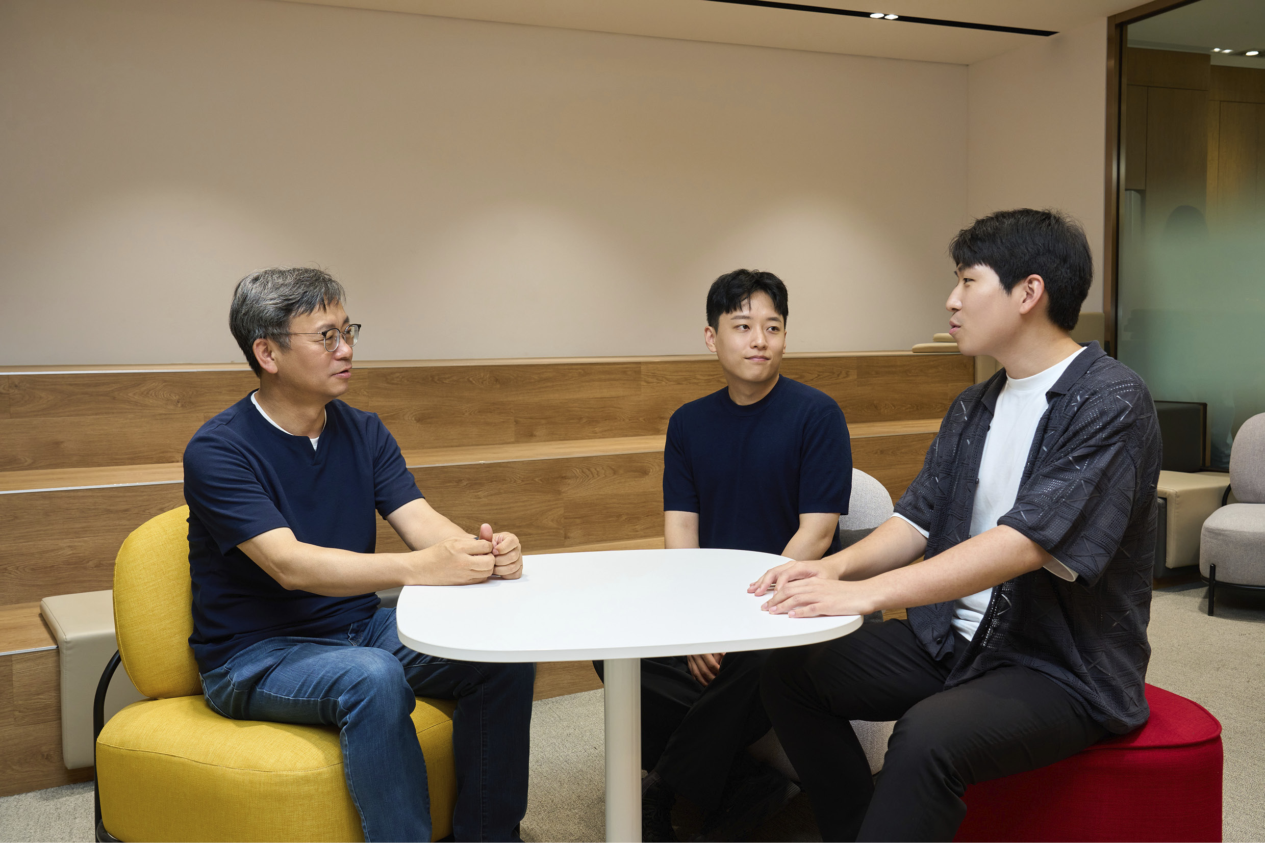 HMG 디벨로퍼스 필진들이 담소를 나누고 있는 모습