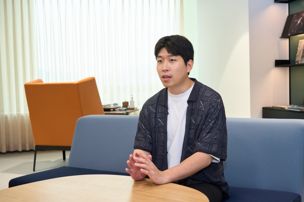 개발자가 인터뷰에 응하고 있다