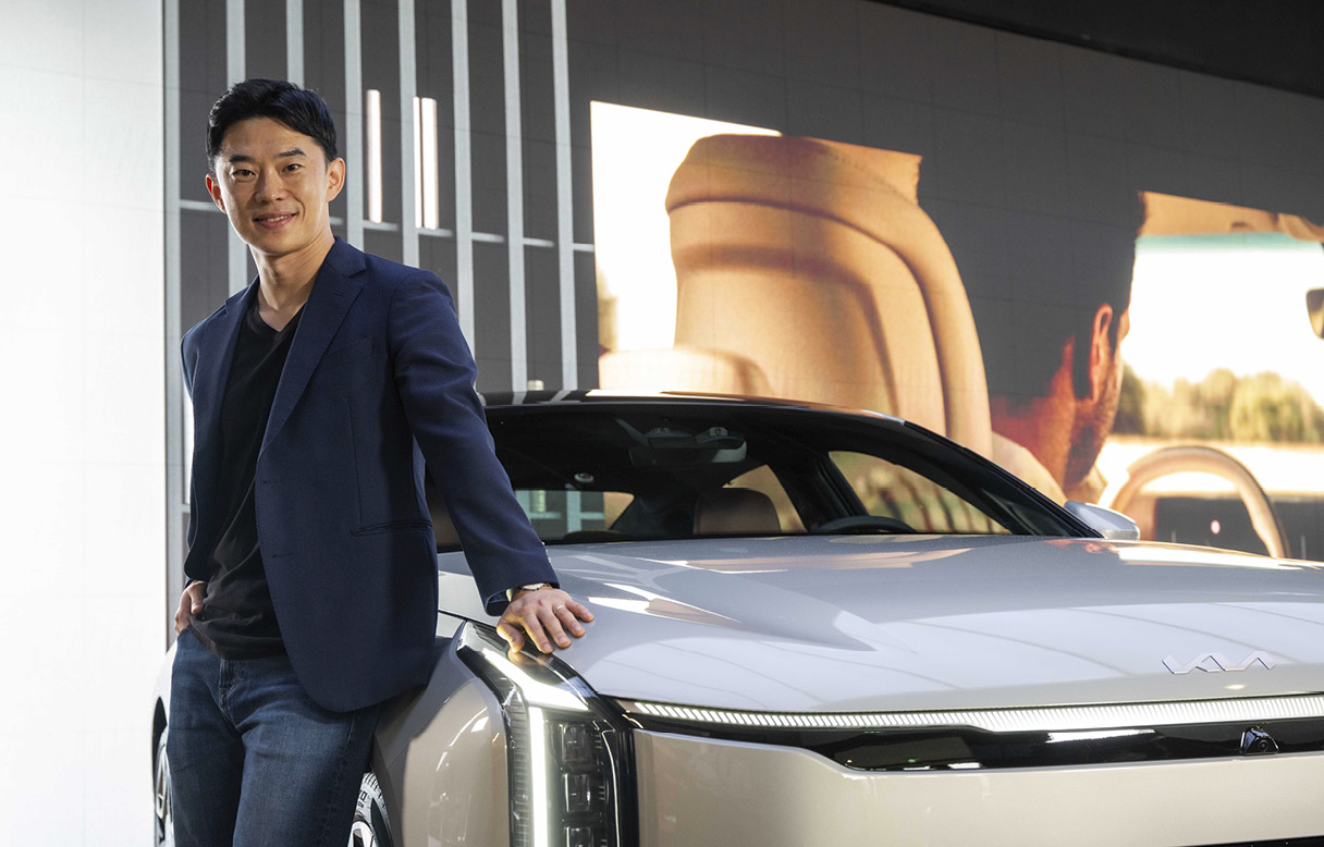 보닛 옆에 포즈를 취한 남성의 모습