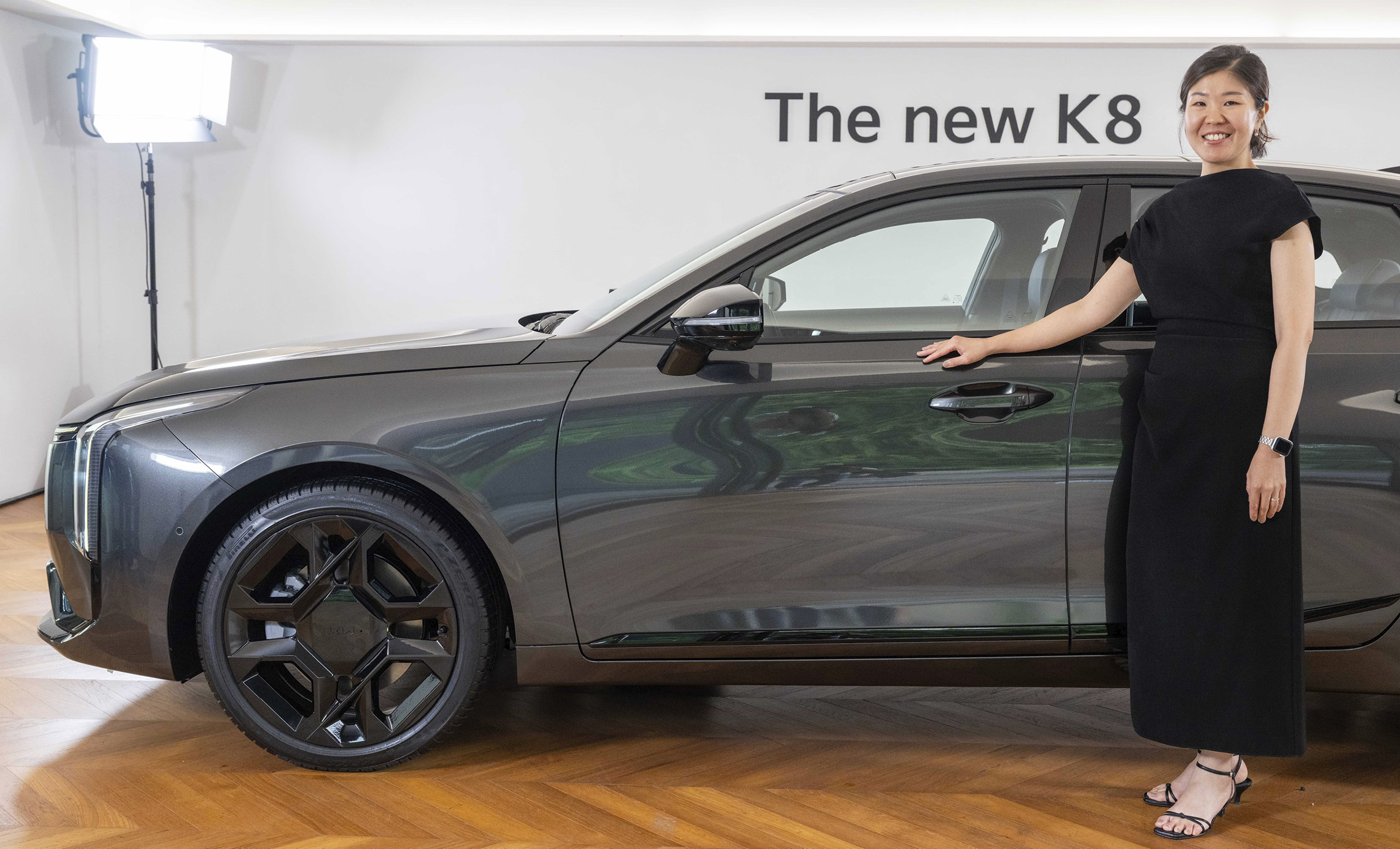 차량 측면에 선 여성의 모습