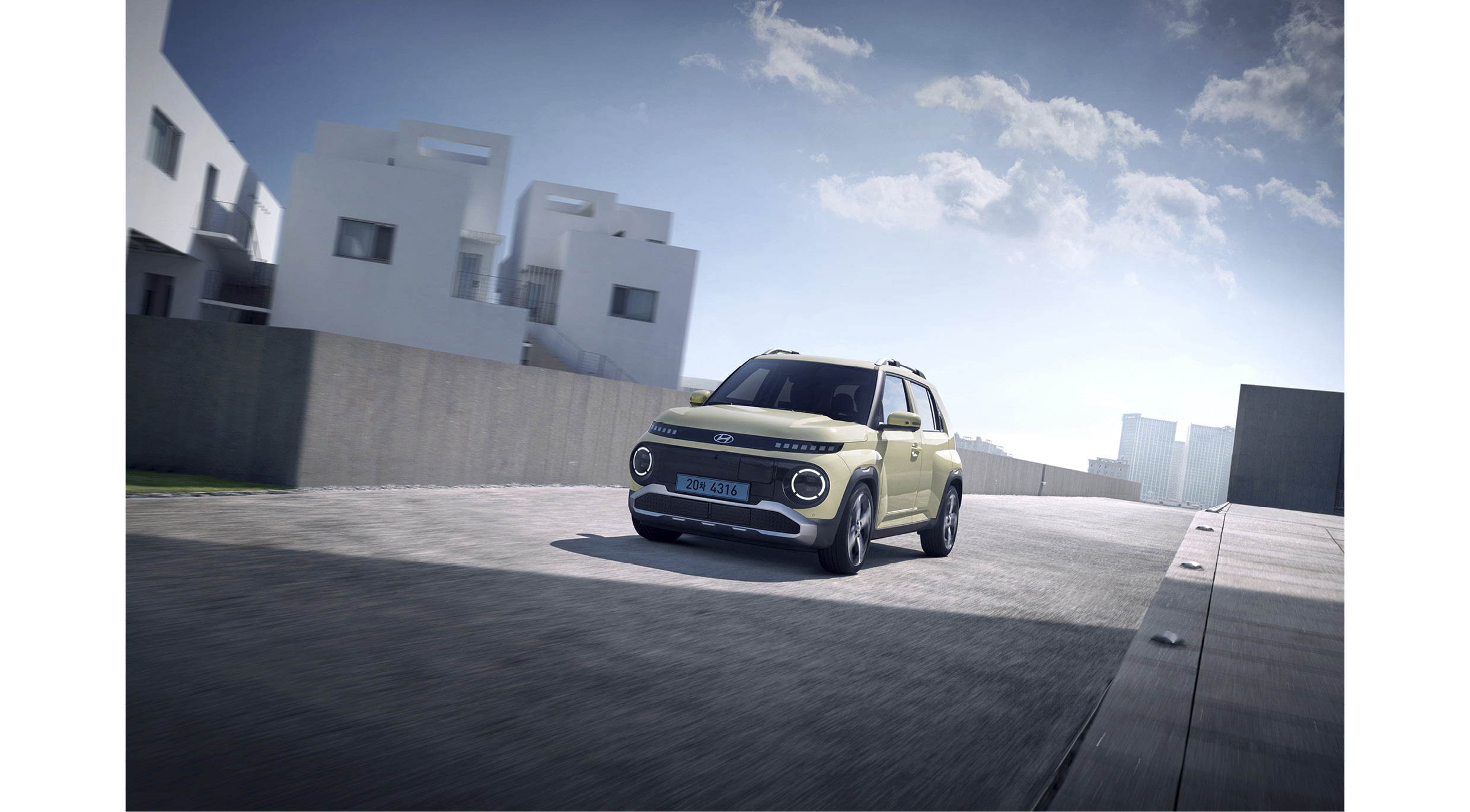 달리는 차량의 전측면 모습