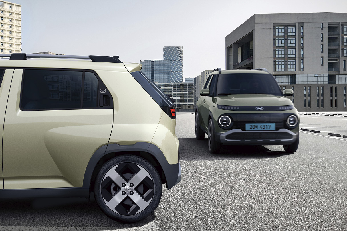 후진하려는 차량과 접근하는 차량의 모습