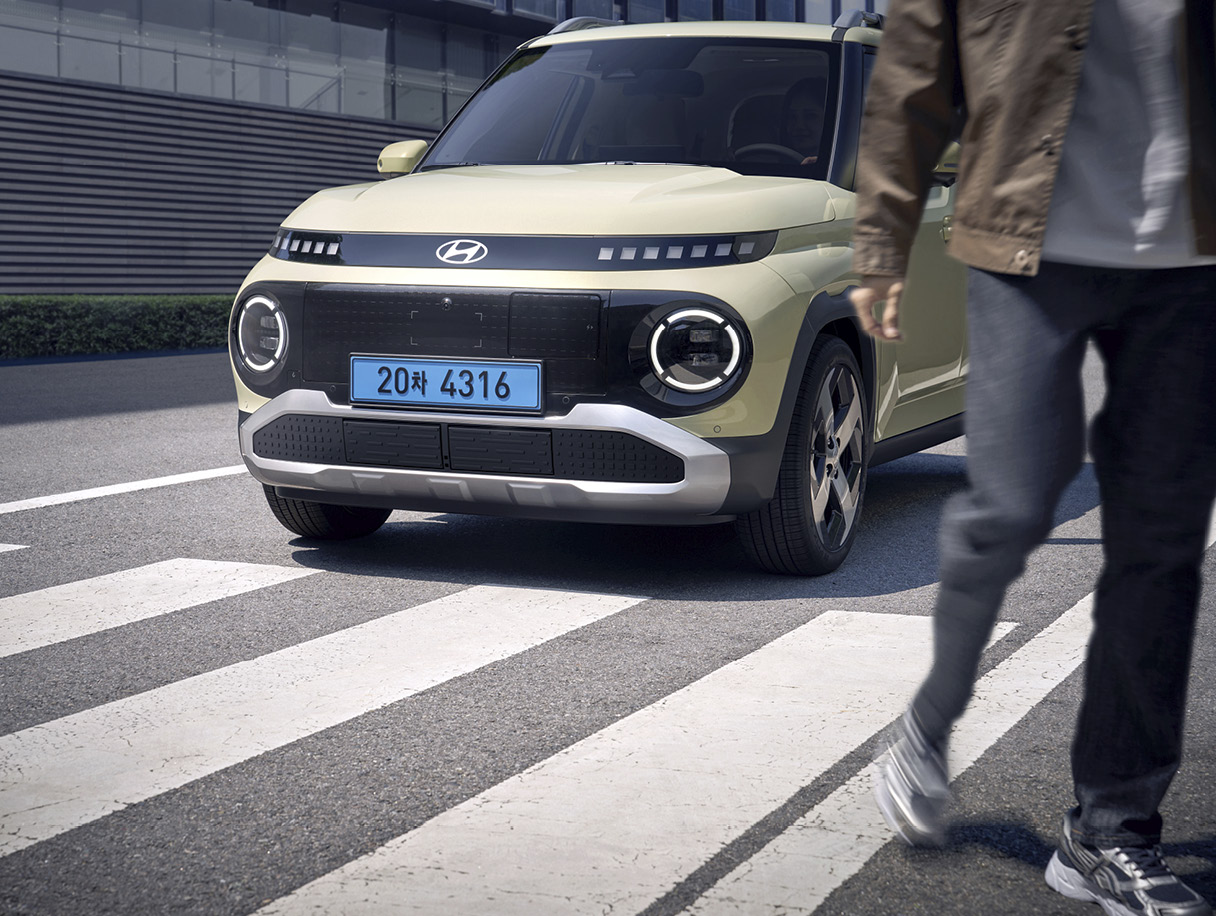 횡단보도를 지나는 남자와 접근하는 차량의 모습