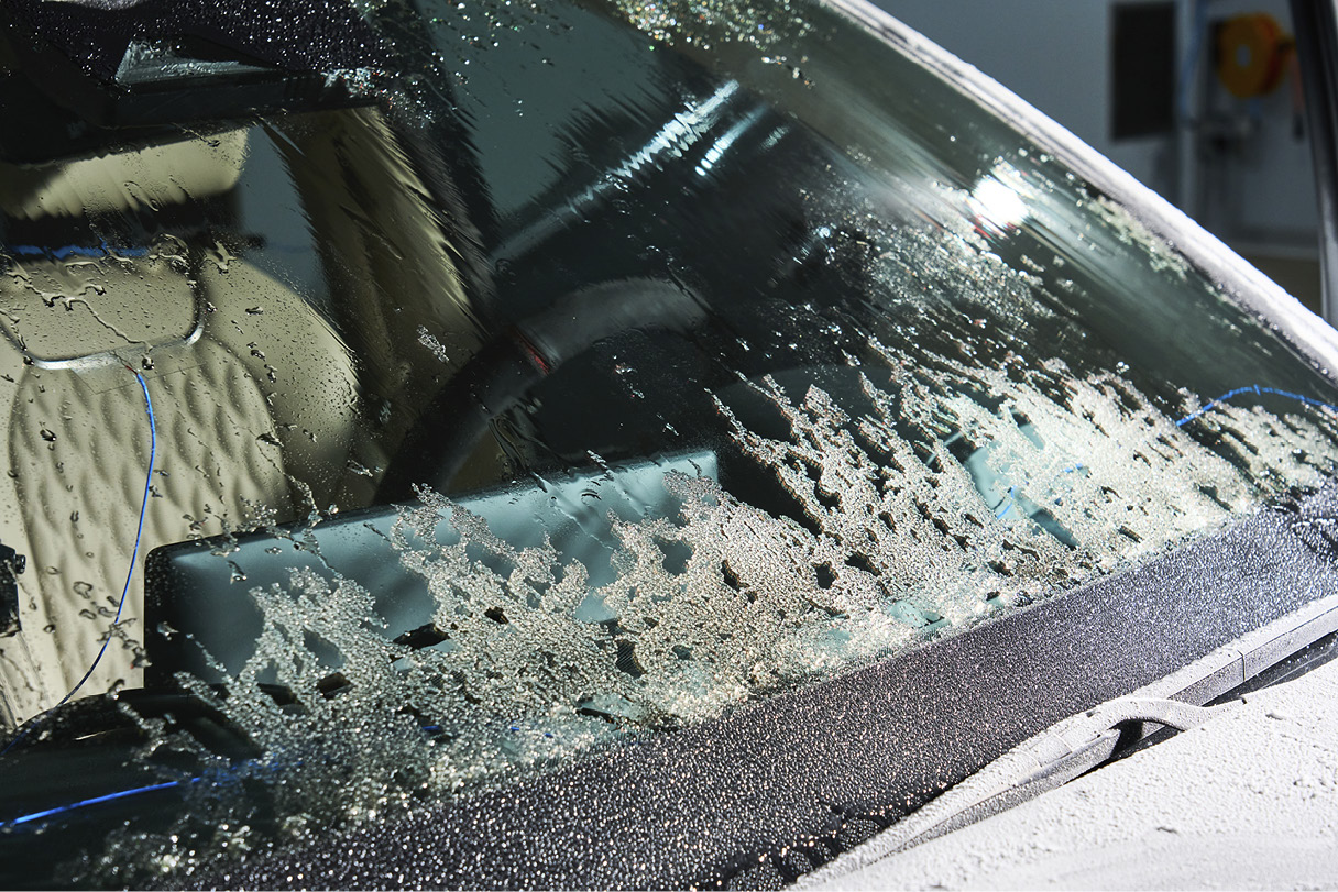 금속 코팅 발열 유리로 성에를 완전히 제거한 모습