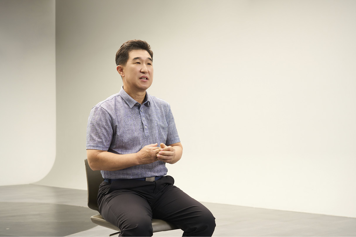 복사열 난방 시스템을 개발한 연구원의 모습